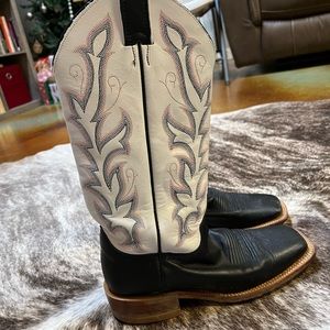 Women’s Justin Boots! Small scuffs on toes and scratched on bottom.